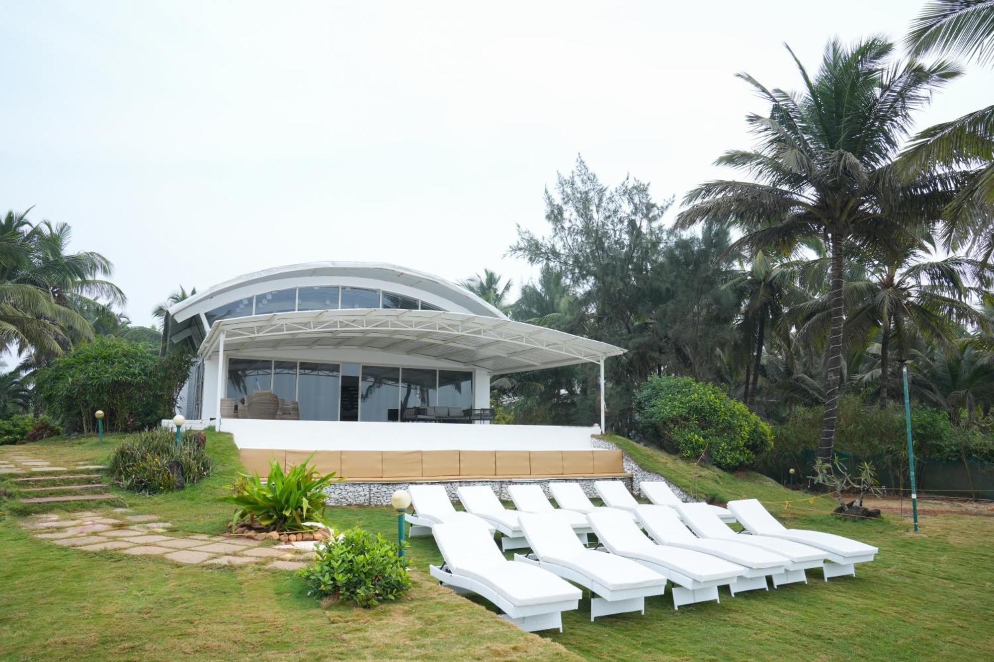 Regenta Beach House Resort, Goa Бенаулим Экстерьер фото